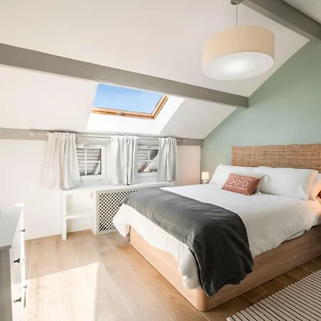 Chalet Beautifully Renovated 4 Bedroom + Kid's Sierra Nevada
