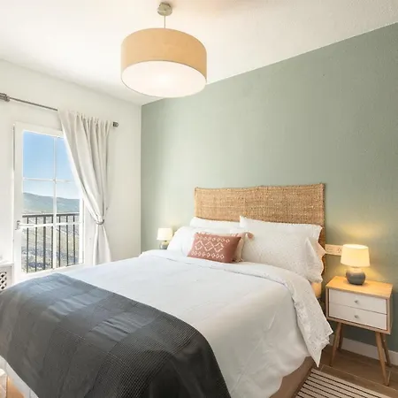 Beautifully Renovated 4 Bedroom + Kid's Chalet