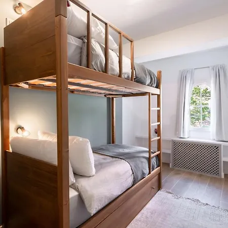 Beautifully Renovated 4 Bedroom + Kid's Sierra Nevada