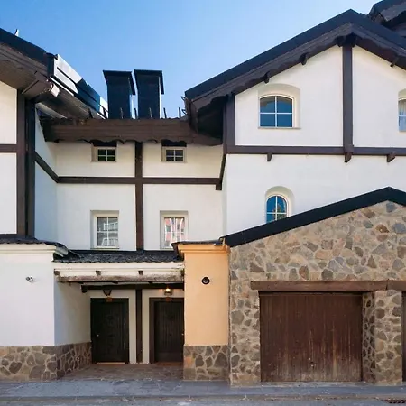 Beautifully Renovated 4 Bedroom + Kid's Chalet *