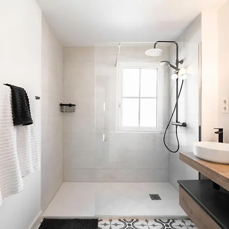 Beautifully Renovated 4 Bedroom + Kid's Sierra Nevada
