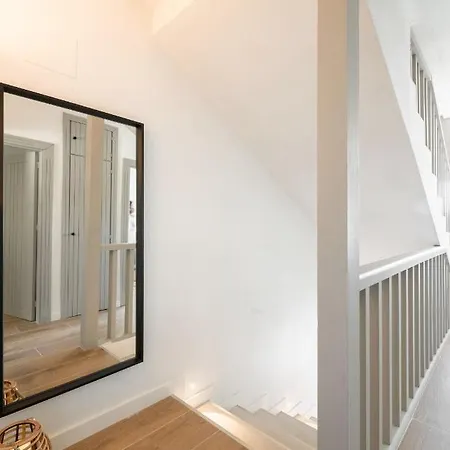 Beautifully Renovated 4 Bedroom + Kid's Chalet *